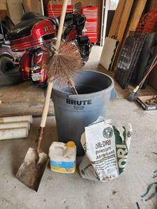 lot 578 image: Rubbermaid BRUTE Container with Chimney Sweep Brush and Shovel