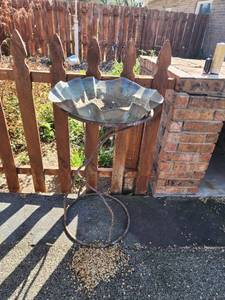 lot 900 image: Metal Bird Bath with Decorative Stand