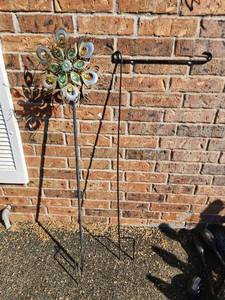 lot 906 image: Decorative Metal Peacock Wind Spinner and Flag Holder