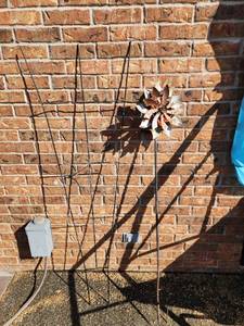 lot 907 image: Metal Garden Art Wind Spinner with Mounting Stakes