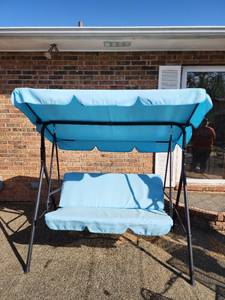 lot 909 image: Outdoor Patio Swing with Canopy - Light Blue Cushions