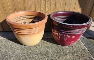 lot 914 image: Large Decorative Plastic Pots 19in x 15in