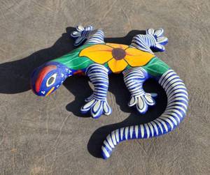 lot 920 image: Hand-Painted Mexican Folk Art Gecko Wall Decoration 9in x 9in��
