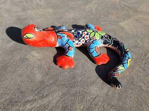 lot 922 image: Hand-Painted Mexican Talavera Ceramic Gecko Wall Art 8in.