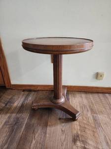 lot 292 image: Round Pedestal Side Table with Fluted Column