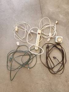 lot 727 image: Electrical Power Strip with 4 Indoor Extension Cords and Timer
