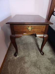 lot 730 image: Broyhill Queen Anne Side Table Single Drawer