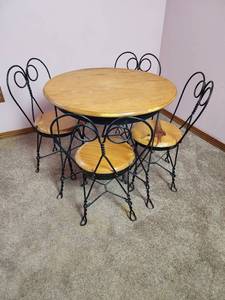 lot 731 image: Childrens Ice Cream Parlor Style Table with 4 Chairs