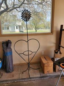 lot 772 image: Metal Garden Wind Spinner with Heart Stand