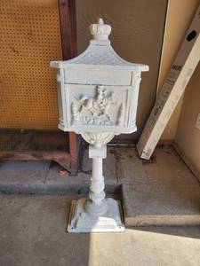 lot 773 image: Decorative Cast Iron Mail Box