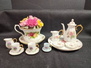 lot 197 image: Miniature Porcelain Tea Set with Floral Pattern and Decorative Rose Bouquet Music Box