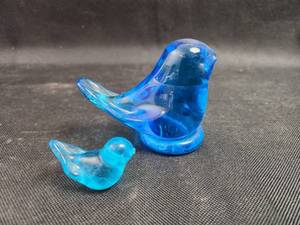 lot 200 image: Fenton Blue Glass Bird Figurines Set of 2