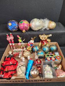 lot 261 image: Collection of Decorative Christmas Ornaments