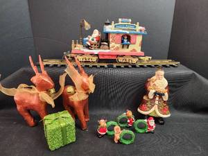 lot 268 image: Christmas Holiday Decor Collection