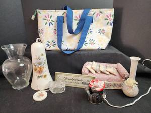 lot 273 image: Floral Home Decor Collection - Tote Bag, Vases, and Other Decorations