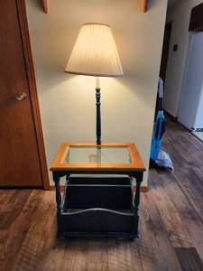 lot 291 image: Magazine Rack End Table with Built-on Lamp in Dark Green- Table needs a little tightening