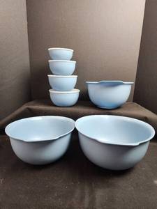 lot 75 image: KitchenAid Mixing Bowl Set with 4 Covered Bowls