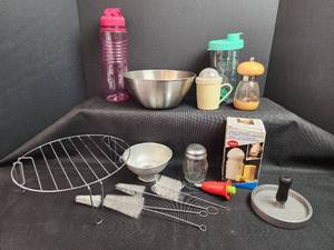 lot 121 image: Kitchen Essentials Bundle - Mixing Bowl, Water Bottles, Cleaning Brushes