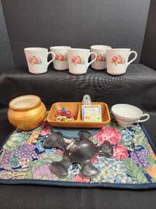 lot 124 image: Corelle Apple Pattern Coffee Cups Set of 5 with Decorative Accessories