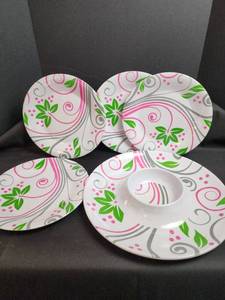 lot 131 image: Decorative Plastic Serving Plates and 2 Serving Platters