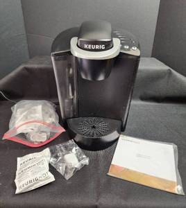lot 139 image: Keurig K-Classic Single Serve Coffee Maker with Filters and Booklet