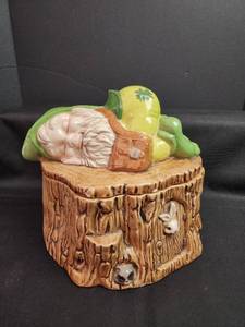 lot 154 image: Ceramic Tree Stump Cookie Jar with Sleeping Leprechaun