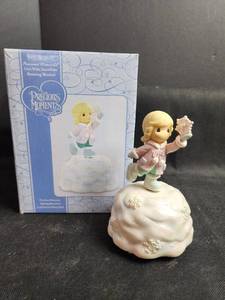 lot 808 image: Precious Moments Girl with Snowflake Rotating Musical Figurine 990012
