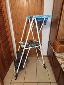 lot 816 image: Metal Step Ladder with Paint Tray - 3 Step Folding Utility Ladder