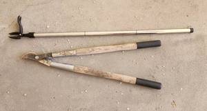 lot 824 image: Garden Tool Set - Lopper and Weed Puller