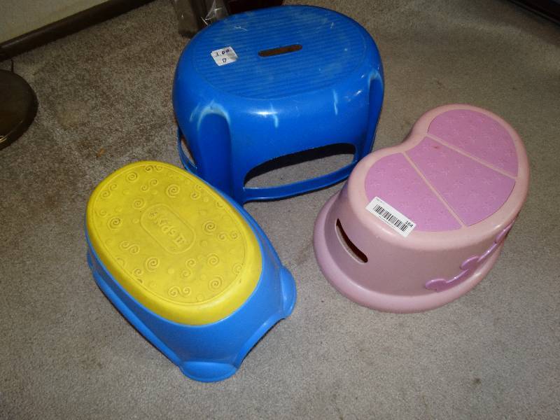 lot 164 image: Lot of 3 kidsplastic step stools