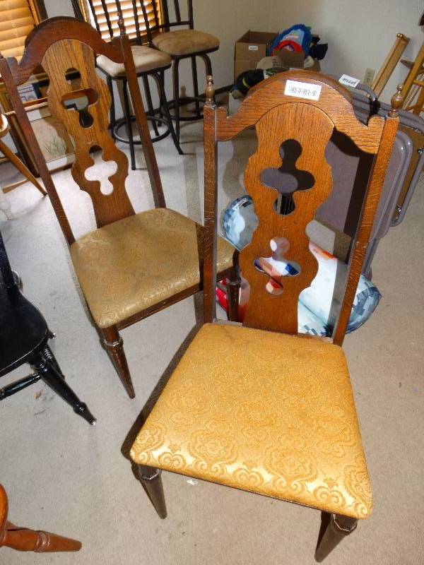 lot 175 image: 2 Matching dinning chairs
