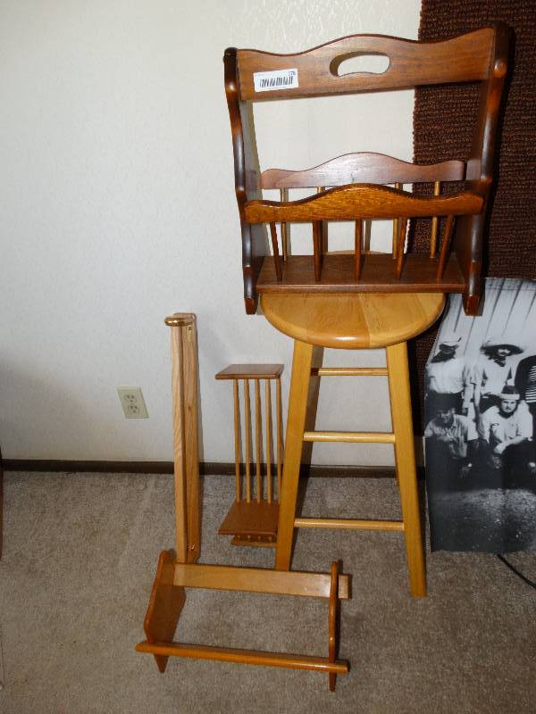 lot 178 image: Wood stool, towel bar, bookracks, magazine rack