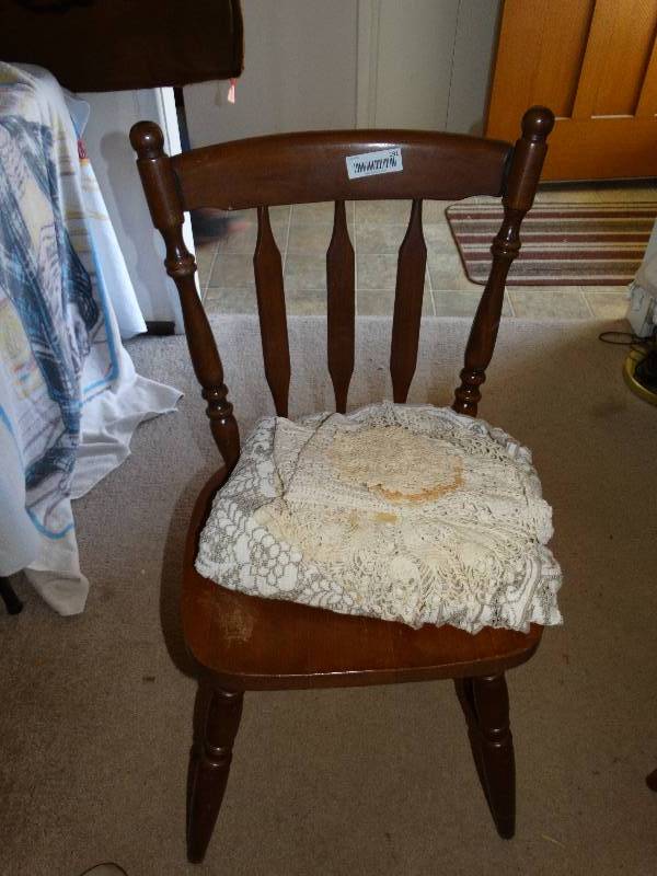 lot 191 image: Wood side chair, table cloth and doilies