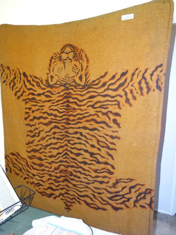 lot 196 image: Vintage wool tiger design lap blanket