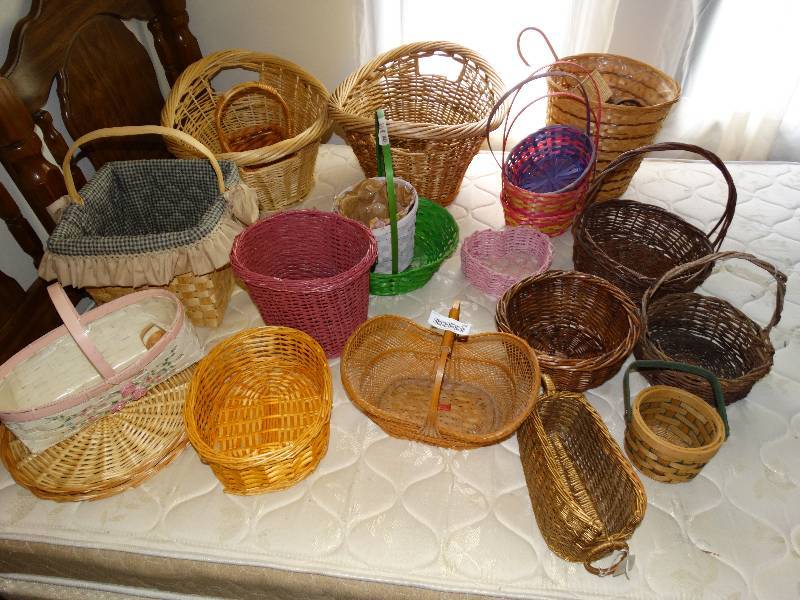 lot 200 image: Large lot of wicker baskets