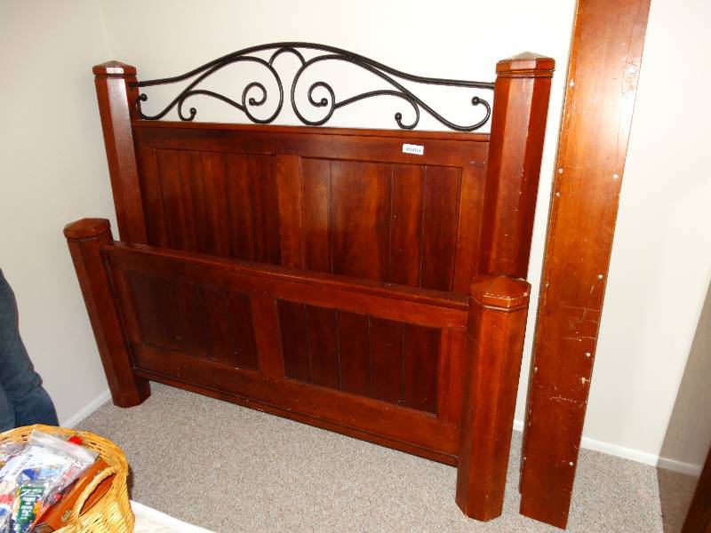 lot 202 image: Queen size headboardfootboard and rails