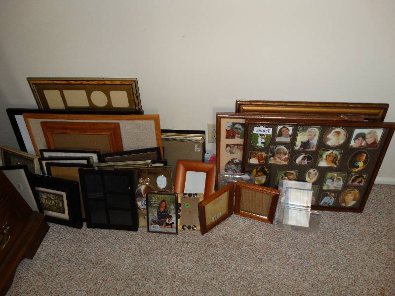 lot 205 image: large lot of picture frames