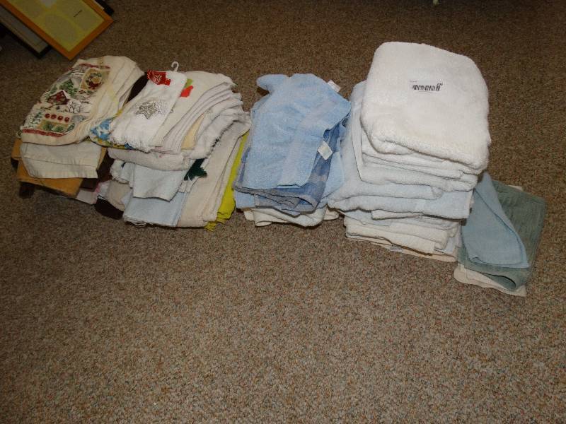 lot 206 image: Lot of towels, wash cloths and dish towels