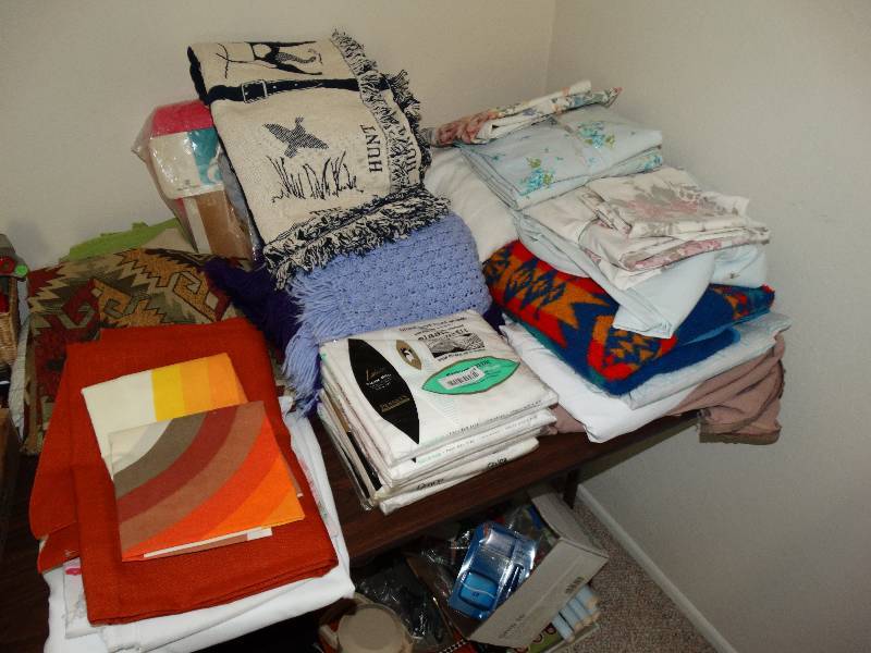 lot 219 image: Large lot of blankets, sheets and bedding