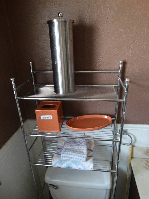 lot 225 image: Over toilet shelf, tissue box and tray, toilet paper holder
