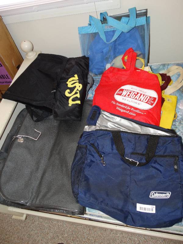 lot 235 image: Large lot of travel and duffle bags