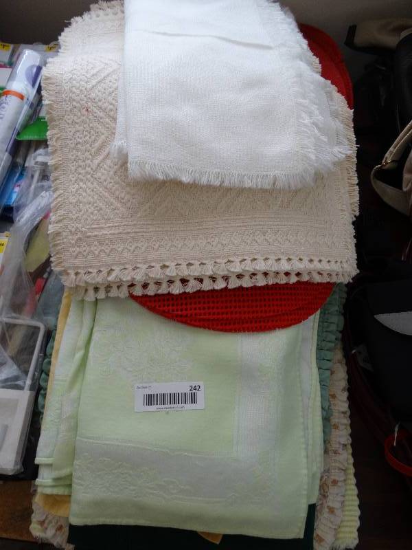 lot 242 image: Placemats and cloth napkins