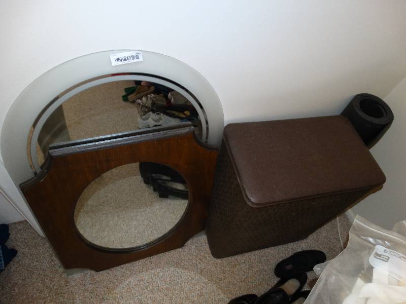 lot 250 image: Excersie mat, hamper and 2 mirrors