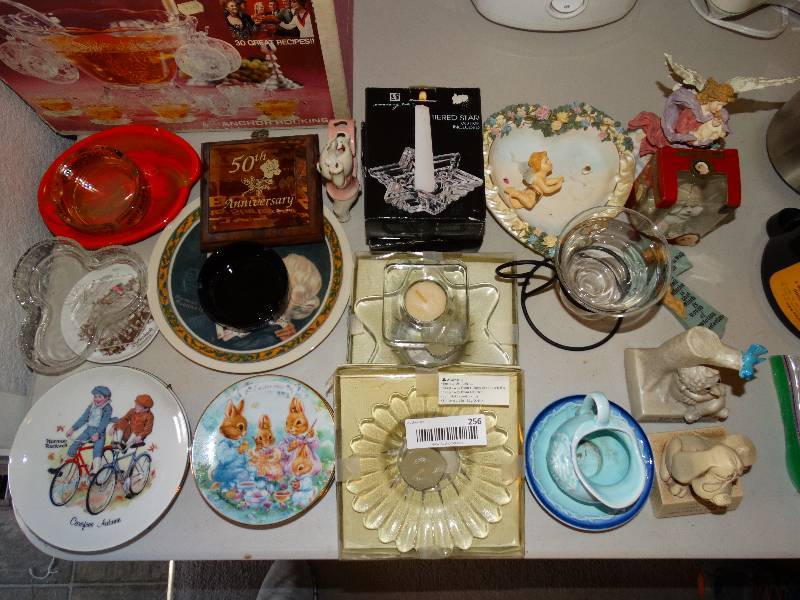 lot 256 image: Lot of decor plates, candleholders and collectables