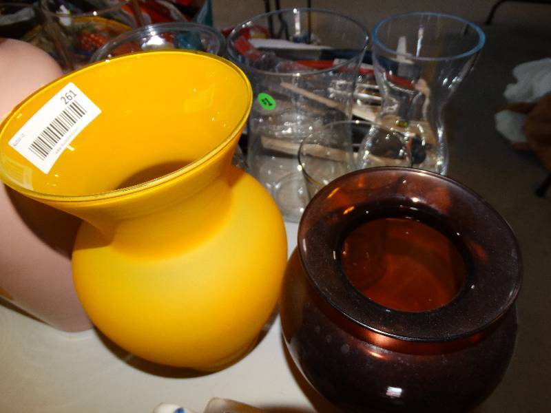 lot 261 image: 13 Glass vases