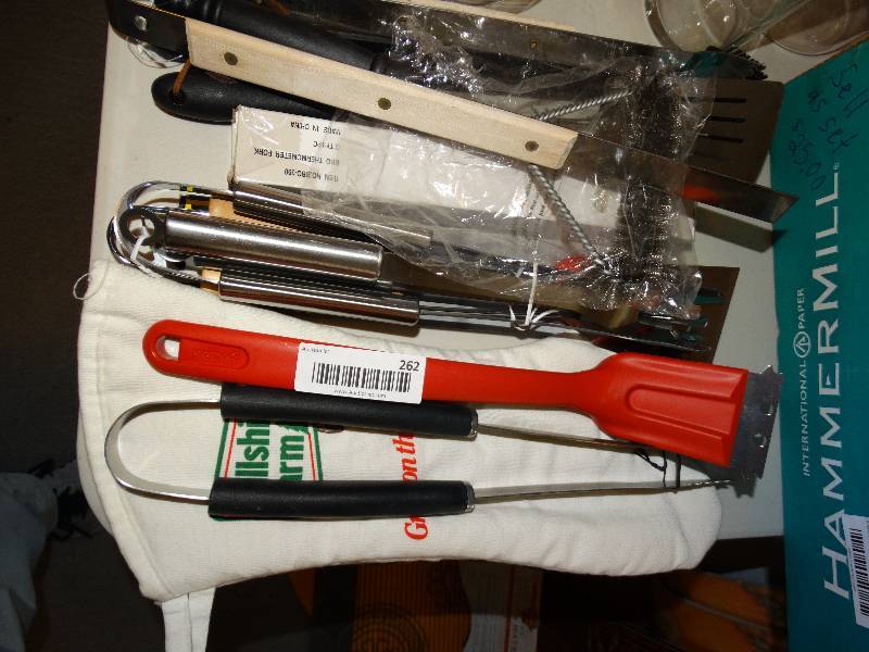 lot 262 image: Lot of kitchen and grill utensils