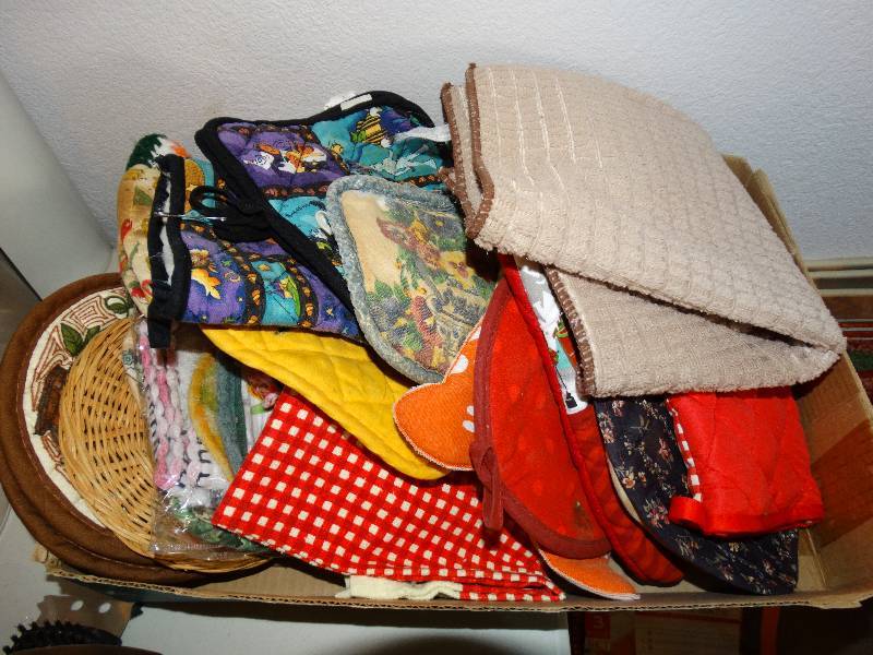lot 263 image: Pot holders, hot mits and kitchen towels