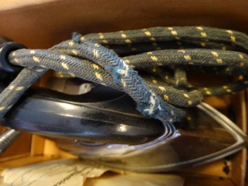 lot 272 image: Vintage GE hotpoint electric iron in box