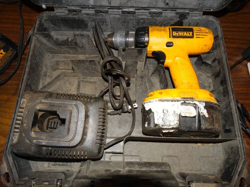 lot 275 image: Dewalt 18V drill with battery charger and case