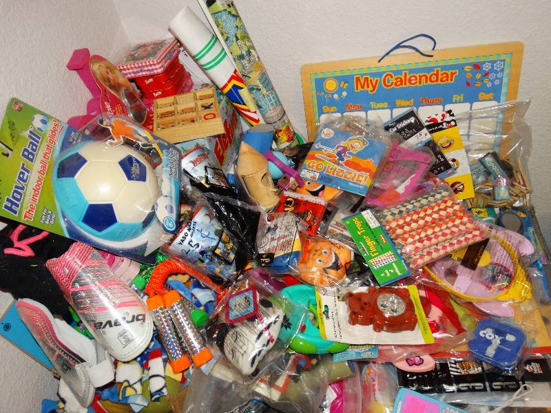 lot 287 image: Huge lot of toys, games and party favors